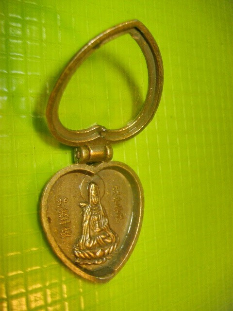 Medalion pandativ inimioara zeita Japonia bronz stare buna. Marimi: 3/ 2.5 cm.