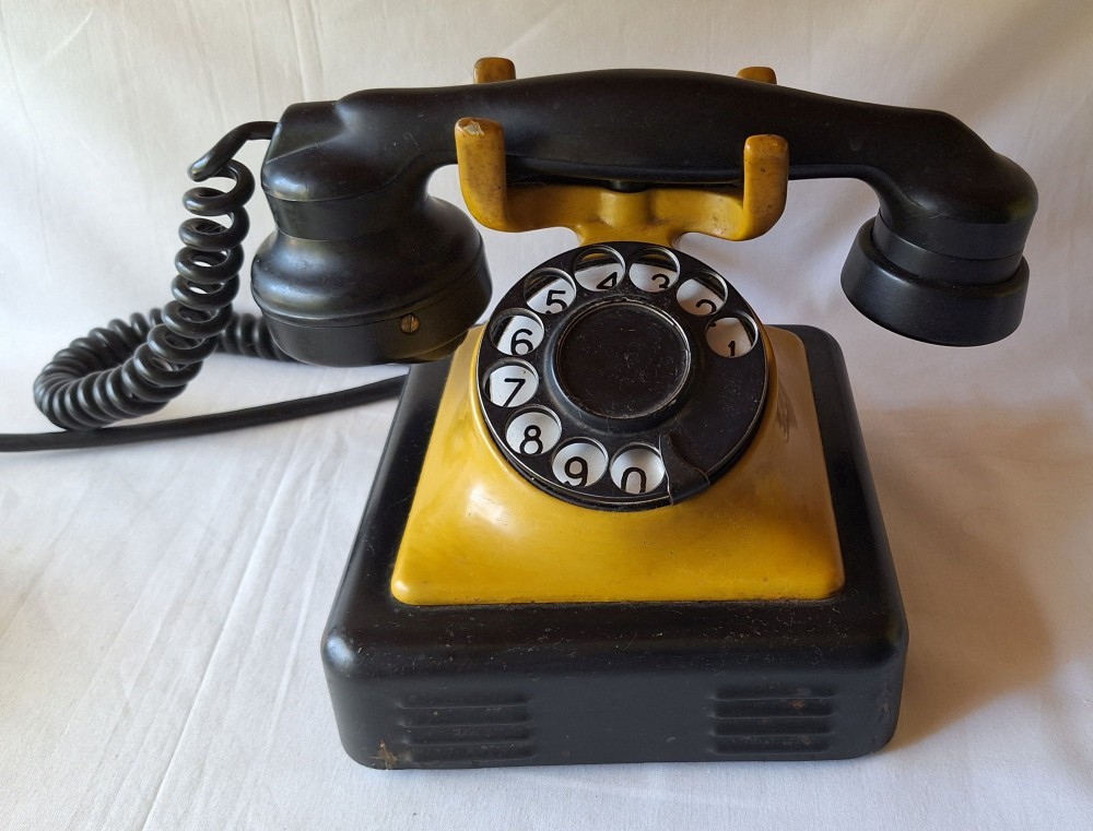 Telefon fix cu disc - aparat vechi din ebonita, probabil fabricat in ...