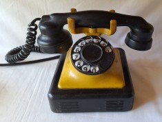 Telefon fix cu disc - aparat vechi din ebonita, probabil fabricat in Romania la uzina Grigore Preoteasa din Bucuresti, piesa de colectie - decor