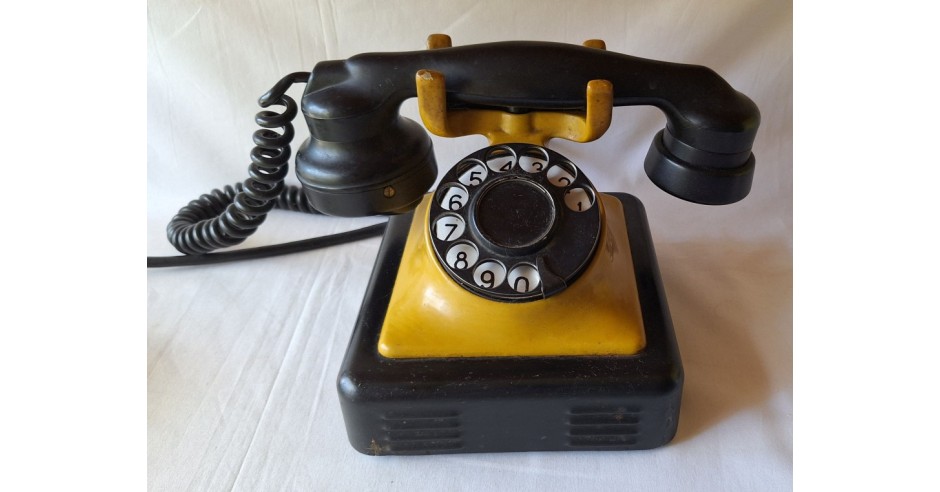Telefon fix cu disc - aparat vechi din ebonita, probabil fabricat in ...