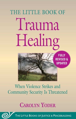 The Little Book of Trauma Healing: Revised &amp;amp; Updated: When Violence Strikes and Community Security Is Threatened foto