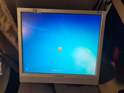 monitor LCD de 19 inch - fara picior - foto