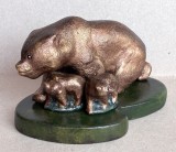 Ursoaica cu 2 pui - statueta din fonta cu postament din lemn, artizanat industrial din comunism