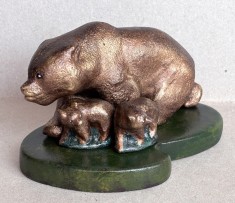Ursoaica cu 2 pui - statueta din fonta cu postament din lemn, artizanat industrial din comunism
