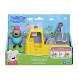 Set Peppa Pig - Figurina si camionul de remorcare al bunicului