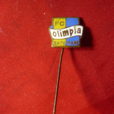 Insigna veche de fotbal- Olimpia Satu-Mare , metal si email ,h=1,2cm
