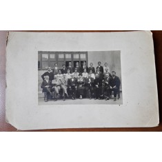 Fotografie pe carton, grup de barbati si femei, perioada interbelica