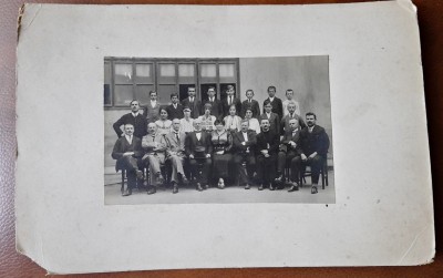 Fotografie pe carton, grup de barbati si femei, perioada interbelica foto