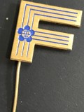 ISGSTR1 Insignă veche tip ac de rever litera F - Festivalul Mondial al Tineretului și Studenților