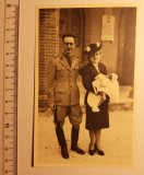 Fotografie cu militar din Italia cu familia &icirc;n 1942
