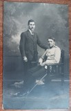 QW18 4 - Fotografie foarte veche - Tanar si militar cu sabie - anii 1920, Alb-Negru, Romania 1900 - 1950
