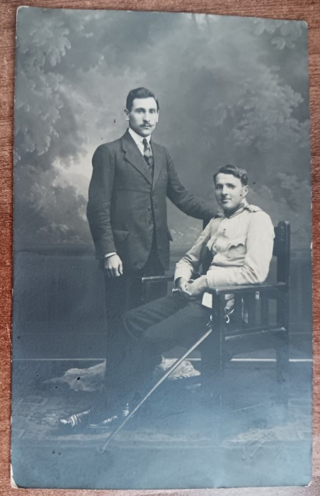 QW18 4 - Fotografie foarte veche - Tanar si militar cu sabie - anii 1920