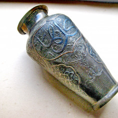 5118-I-Vaza mica veche orientala bronz cu gravura deosebita.