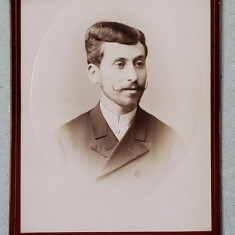 FOTOGRAF M. THAUL , ODESSA , PORTRETUL UNUI TANAR ( DIMITRIE ENESCO ? ) , FOTOGRAFIE TIP CABINET , SFARSITUL SEC. XIX,