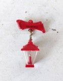 Insigna vintage - Heidelberg, Germania - cu felinar vechi cu lumanare, plastic, ac metalic, colectie, 6cm