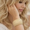 Bratara Lady Blanche aurie din aliaj metalic cu strasuri albe, diametru 6 cm, latime 3 cm, eleganta, pentru femei