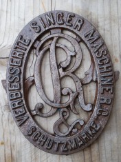 SIGLA VECHE DE MASINA DE CUSUT - SINGER - SCHUTZMARKE - CU MONOGRAMA foto
