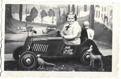 M1124N Fetiță cu jucării, studio Popa, Arad foto