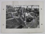 CIMITIRUL &#039; EROII REVOLUTIEI &#039; , SAPAREA GROPILOR , FOTOGRAFIE , 1990