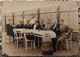Musterii inchinand un pahar la o masa, Romania 1935// fotografie