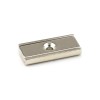 Magnet neodim bloc 30 x 13,5 x 5 mm, &icirc;n carcasă, cu gaură D 3,3 și șanfren D 6,5