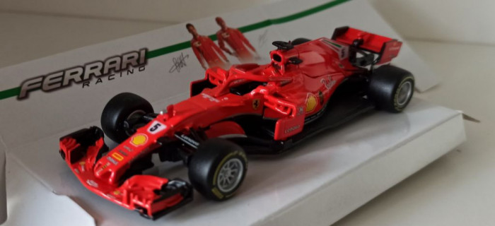 Macheta Ferrari SF71H Sebastian Vettel Formula 1 2018 - Bburago 1/43 F1