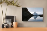 Tablou Canvas Reflecția Tranquilă a Alpinului Colos, 39 x 26 cm, CMCLASS