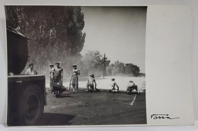 MUNCITORI LA ASFALTAREA SOSELEI NORDULUI , BUCURESTI , FOTOGRAFIE , 1956 foto