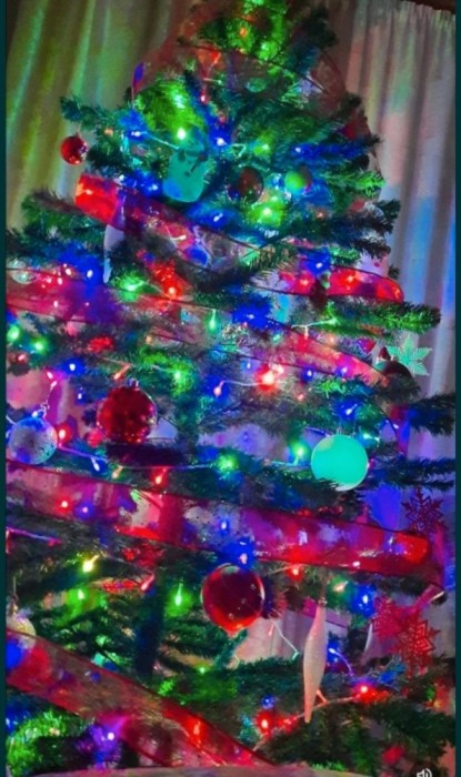 Brad artificial, culoare verde, identic cu unul natural