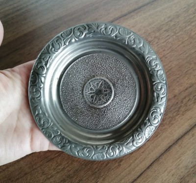 Scrumiera vintage din metal din aliaj cu detalii gravate stil oriental foto