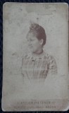 Fotografie tip CDV, Tanara cu coc si guler din dantela, 1900
