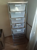 Raft metalic Antonius de la IKEA cu 9 cosuri.