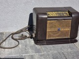 Radio vechi pe lampi Radiola RA 82U. Radiouri vechi, anii '40-'50, carcasa din bachelita. NEFUNCTIONAL!