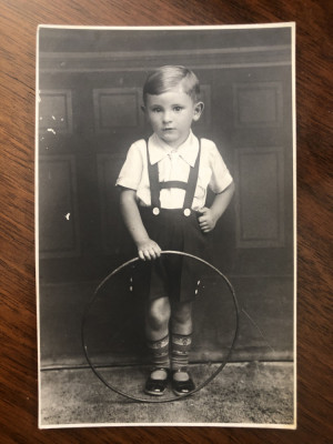 Fotografie veche reprezentand un baietel cu cercul, perioada interbelica (2) foto