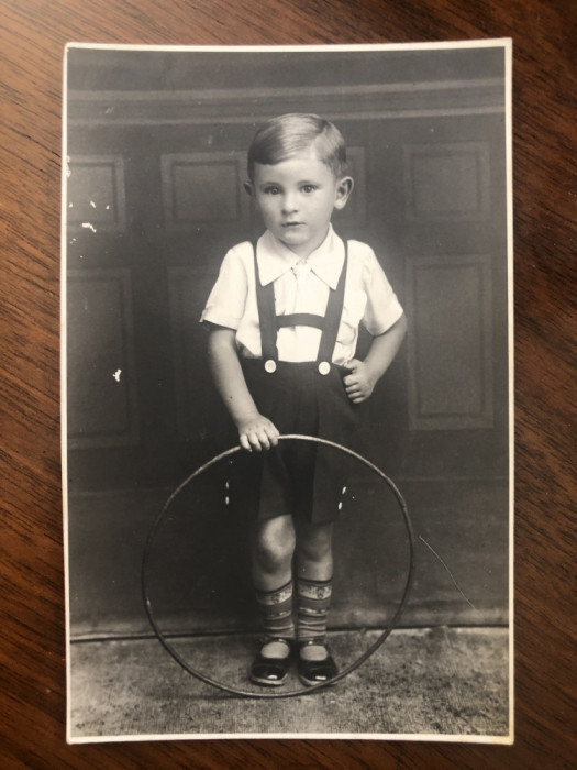Fotografie veche reprezentand un baietel cu cercul, perioada interbelica (2)