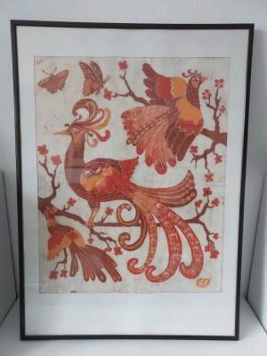 Tablou impremeu pe material textil batik indonezian, pasari si fluturi, inramat si sub sticla, rama metalica, 80x51x2cm foto