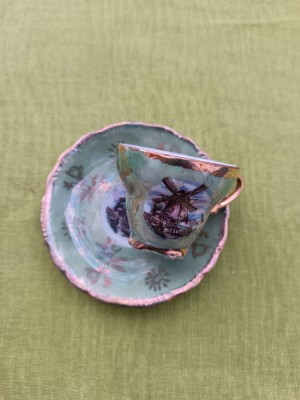 Frumoasa ceasca din portelan, decor moara de vant foto