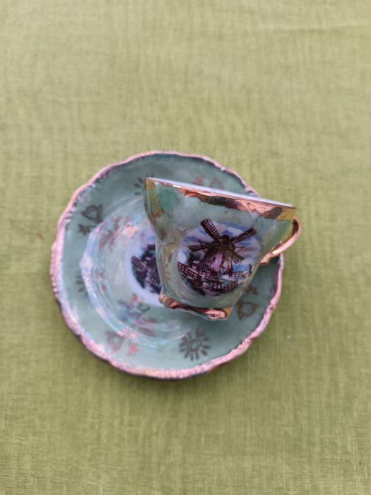 Frumoasa ceasca din portelan, decor moara de vant
