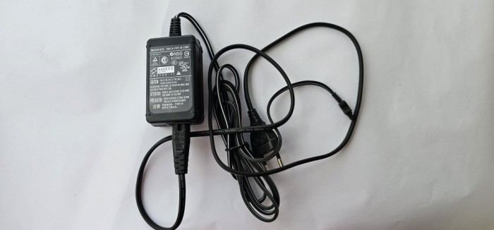 ALIMENTATOR, INCARCATOR SONY AC-L200C LA 8,4 V - 1,5 A