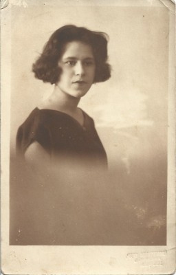 P2409N Portret de femeie, 1925, studio Munteanu, C&amp;acirc;mpulung Muscel foto