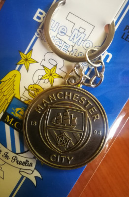 Breloc tema SPORT echipa fotbal Manchester si ambalaj cadou foto