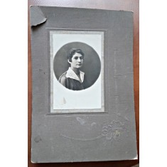 Fotografie pe carton, femeie perioada interbelica
