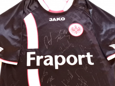 Tricou fotbal - EINTRACHT FRANKFURT cu autografe foto