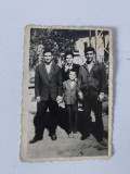 Fotografie cu grup de 3 barbati si 1 copil, intr-o curte, anii 60, 6x9cm