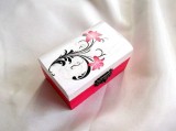 Cutie lemn decorata cu flori ciclam stilizate 35500