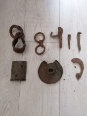 Obiecte vechi din metal diferite proveniente foto