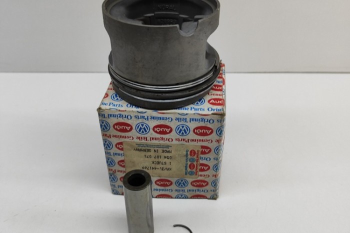 Piston AUDI 100 Avant 4A, C4 1991 OEM: 054107071 24399262