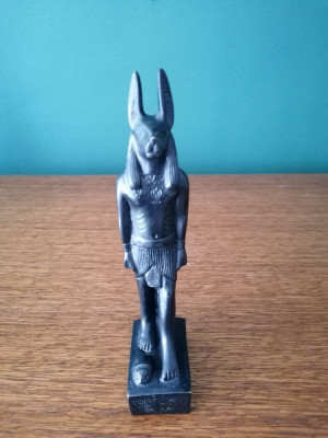 Statuia zeului egiptean Anubis foto