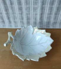 Fructiera ceramica fina in forma de frunza foto