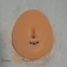 Piercing buric din argint 925 cu model 3 inimioare, 1 cm, tija subtire